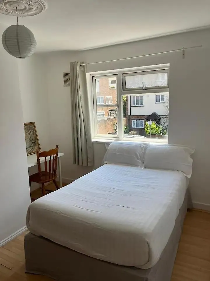 Spacious 4 Beds - All Private Bathrooms In Canary Wharf London Guest house