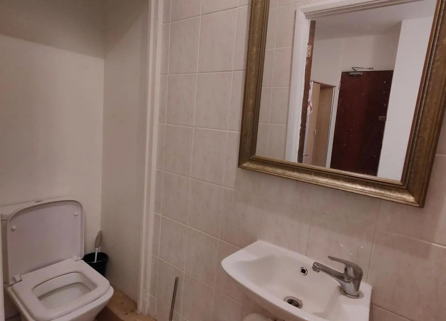 Spacious 4 Beds - All Private Bathrooms In Canary Wharf London Guest house
