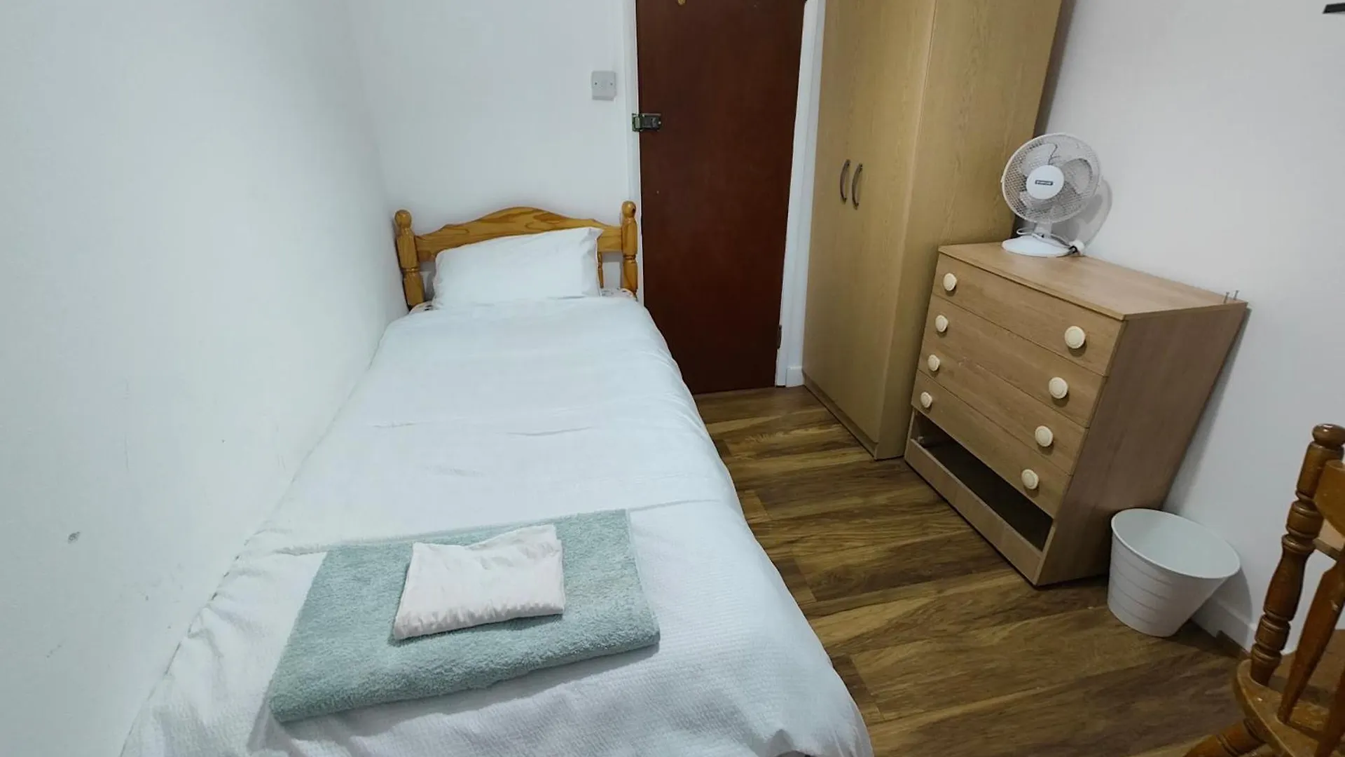 Guest house Spacious 4 Beds - All Private Bathrooms In Canary Wharf London