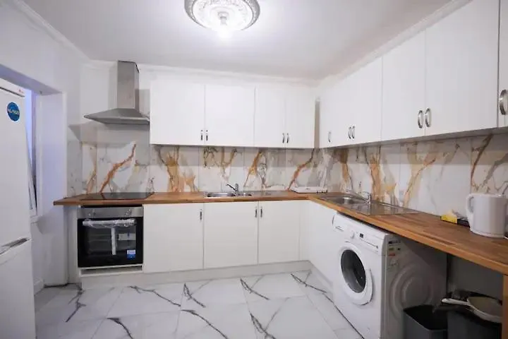 Spacious 4 Beds - All Private Bathrooms In Canary Wharf London Guest house