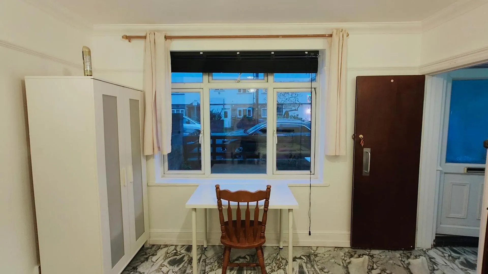 Spacious 4 Beds - All Private Bathrooms In Canary Wharf London Guest house
