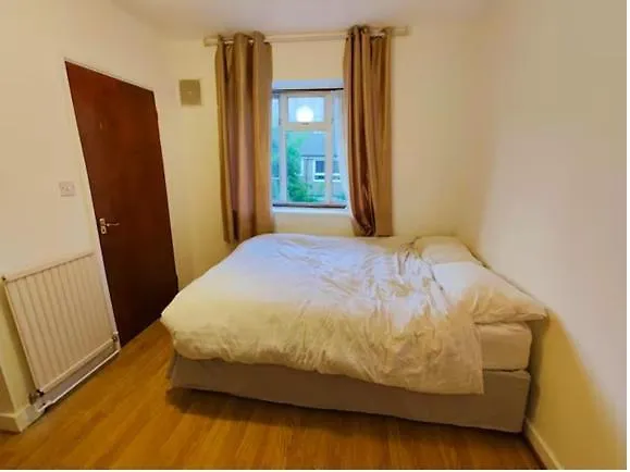 Guest house Spacious 4 Beds - All Private Bathrooms In Canary Wharf London